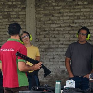 tiro con escopeta y revonver