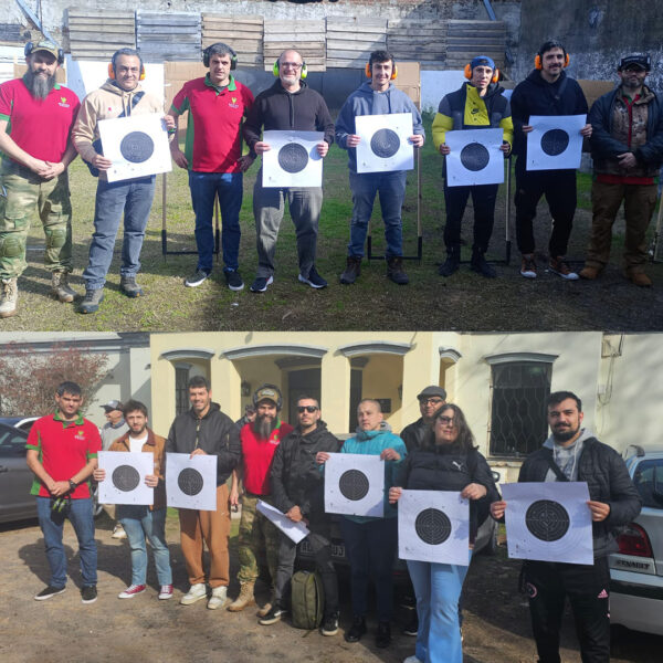 Foto grupal de los alumnos al finalizar un curso de tiro. Posan sonriendo junto a un instructor en el polígono, mostrando los resultados en sus blancos de tiro. La imagen refleja la experiencia positiva y el compañerismo de la clase.